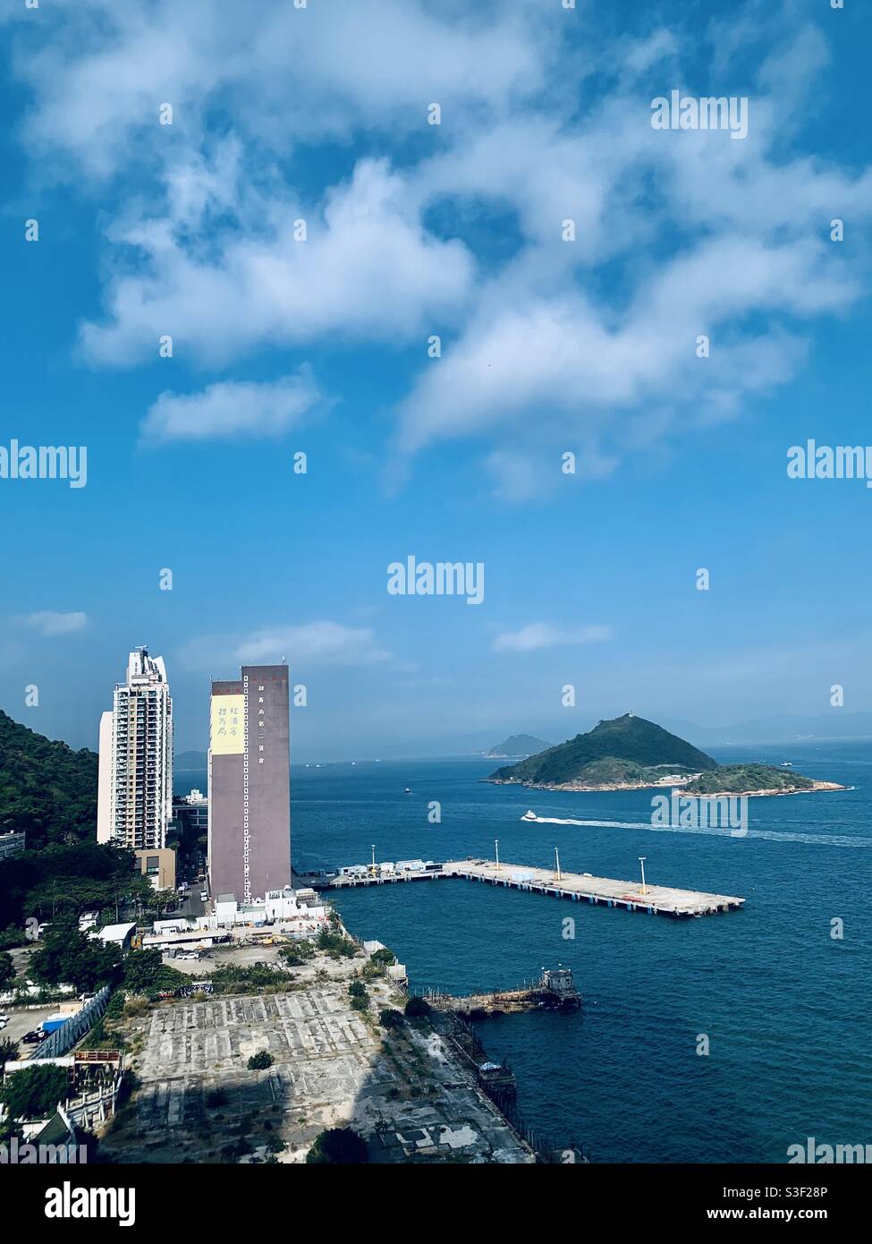 Blick auf die Parkinsel im Hafen von Victoria von der Kennedy-Stadt in Hongkong. Stockfoto
