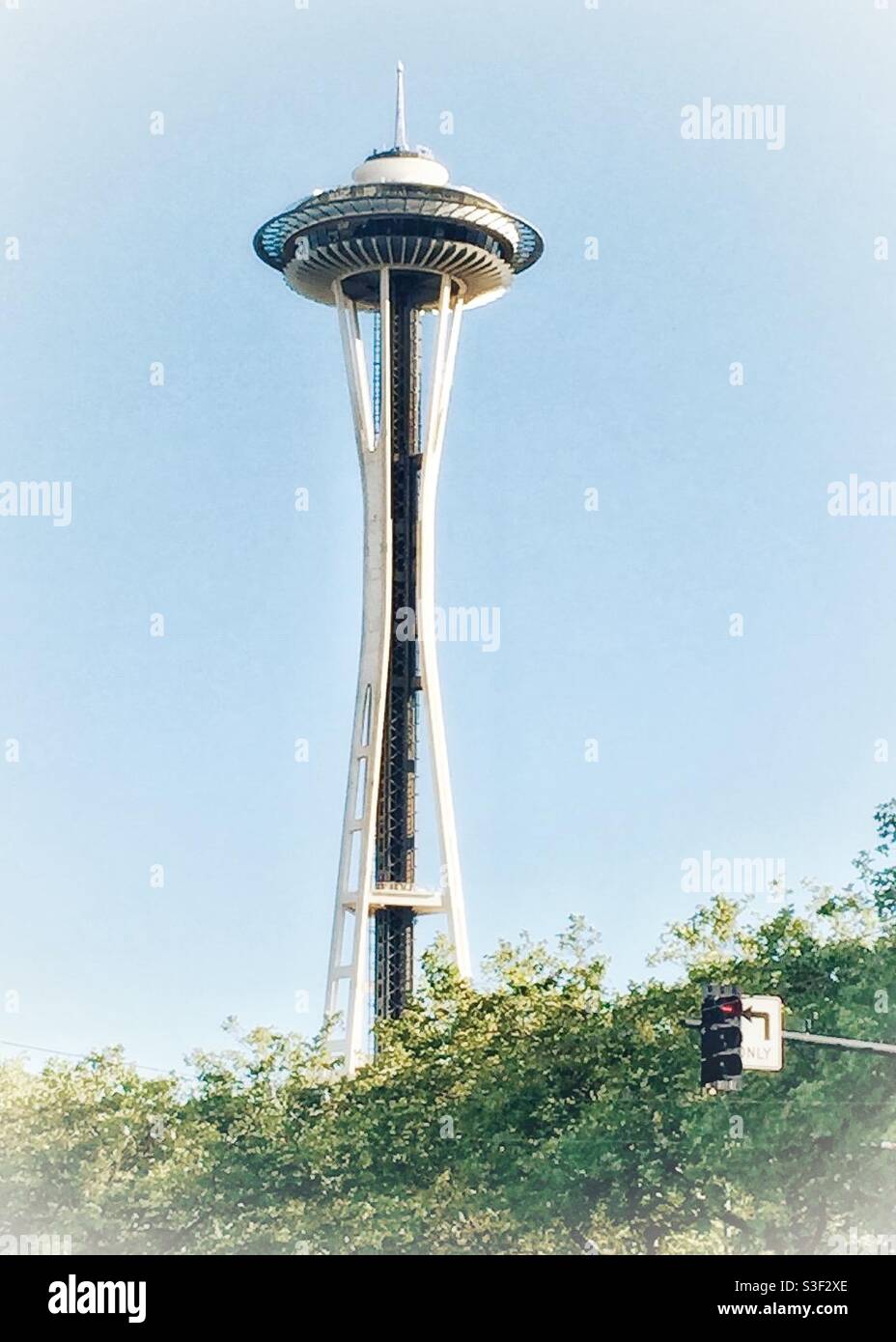 Vertikale Ansicht der Space Needle, Seattle, Washington - Smartphone-aufgenommenes Stockfoto