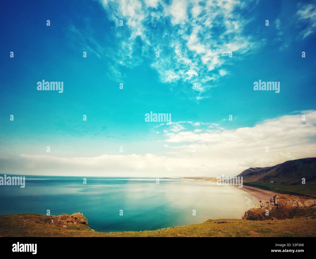 Ein Foto der Bucht von Rhossili auf der Halbinsel Gower in Wales, Großbritannien, am Frühlingswochenende an den Feiertagen Stockfoto