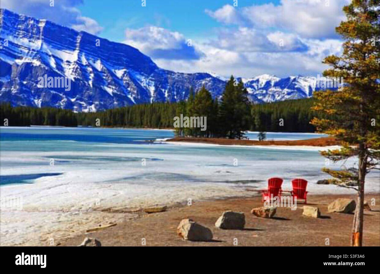 Two Jack Lake, Mount Rundle, Banff National Park, Alberta, Kanada, Zwei rote Stühle, landschaftlich reizvoll, Kanadische Rockies, Rocky Mountains Stockfoto