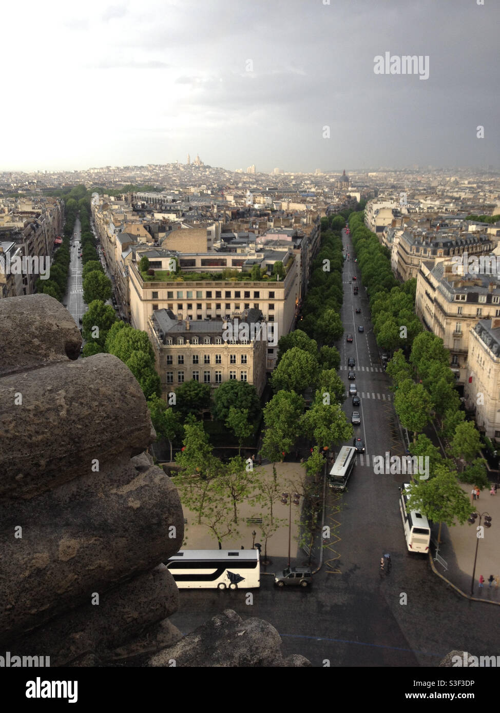 Champs-Élysées vom Triumphbogen aus gesehen, als ein Sturm eintrifft. - Smartphone-aufgenommenes Stockfoto
