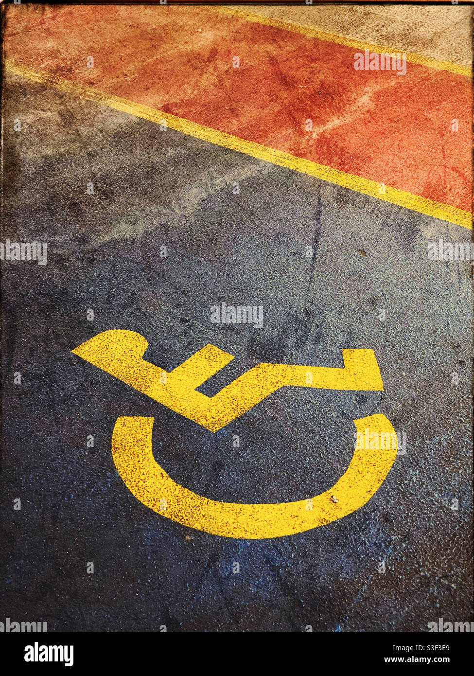 Das Logo, das in Großbritannien für einen Behindertenparkplatz verwendet wird. Ein atmosphärisches Bild mit Kopierbereich. Bildnachweis - ©️ COLIN HOSKINS. Stockfoto
