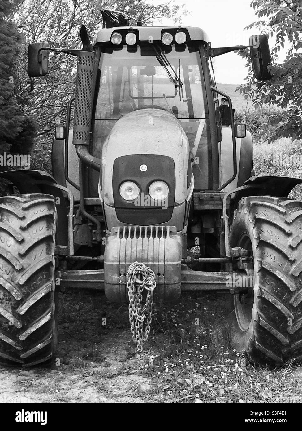 Vorderansicht des Traktors in Schwarz-Weiß Stockfoto
