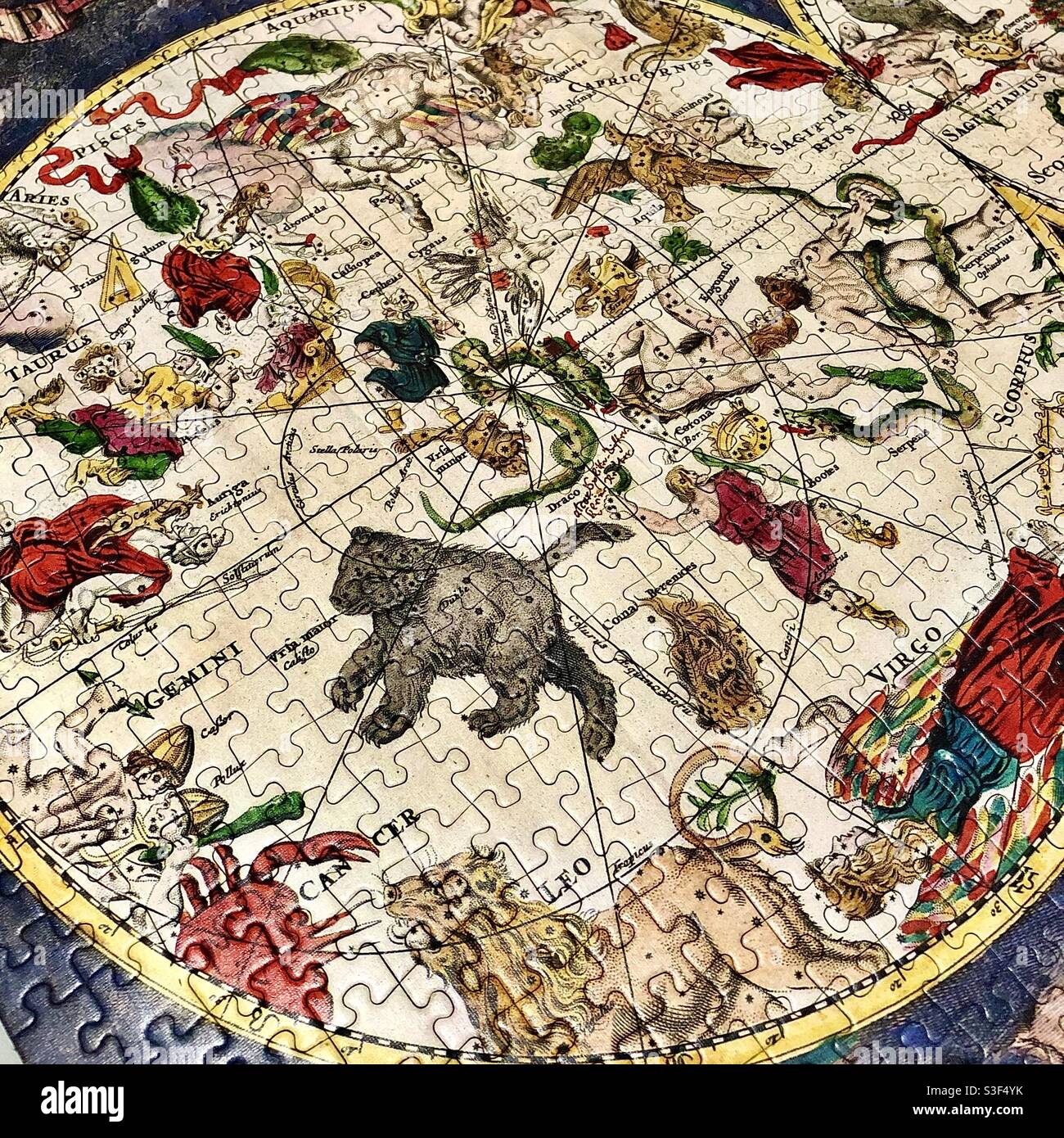 Detail des fertigen „Zodiac“-Stichsäge-Puzzles. Stockfoto