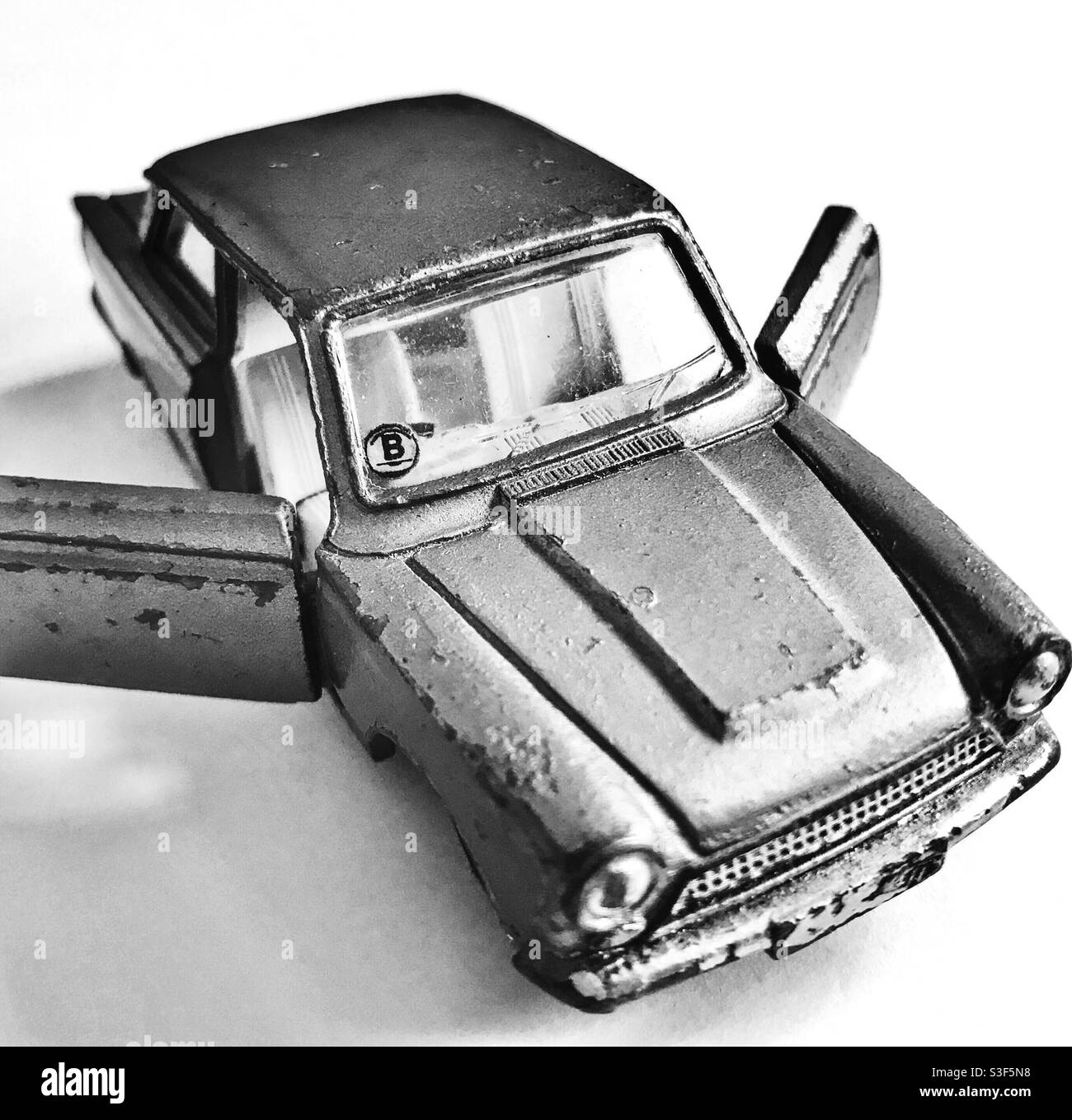 Nahaufnahme eines britischen 2-türigen Ford Cortina, Mark 1, Spielzeugautos aus den 60er Jahren. Stockfoto