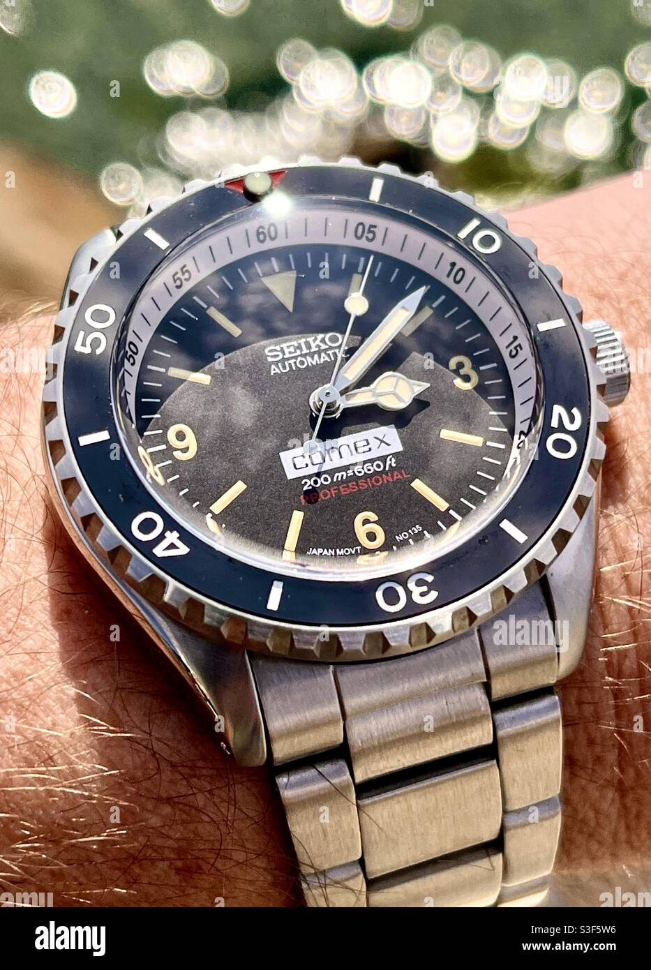 Skx007 Seiko Mod Armbanduhr als Hommage an Rolex Submariner oder Omega  Seamaster mit schwarzem Zifferblatt, schwarzer Lünette und Mercedes Zeigern  an einem sonnigen Sommertag Stockfotografie - Alamy