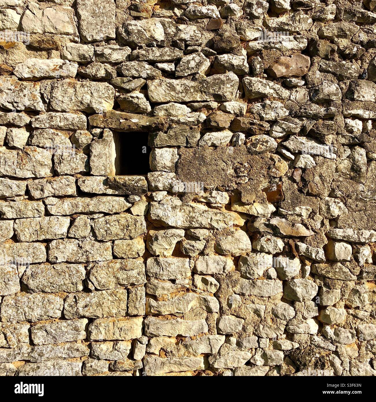 Loch in der Wand. - Smartphone-aufgenommenes Stockfoto