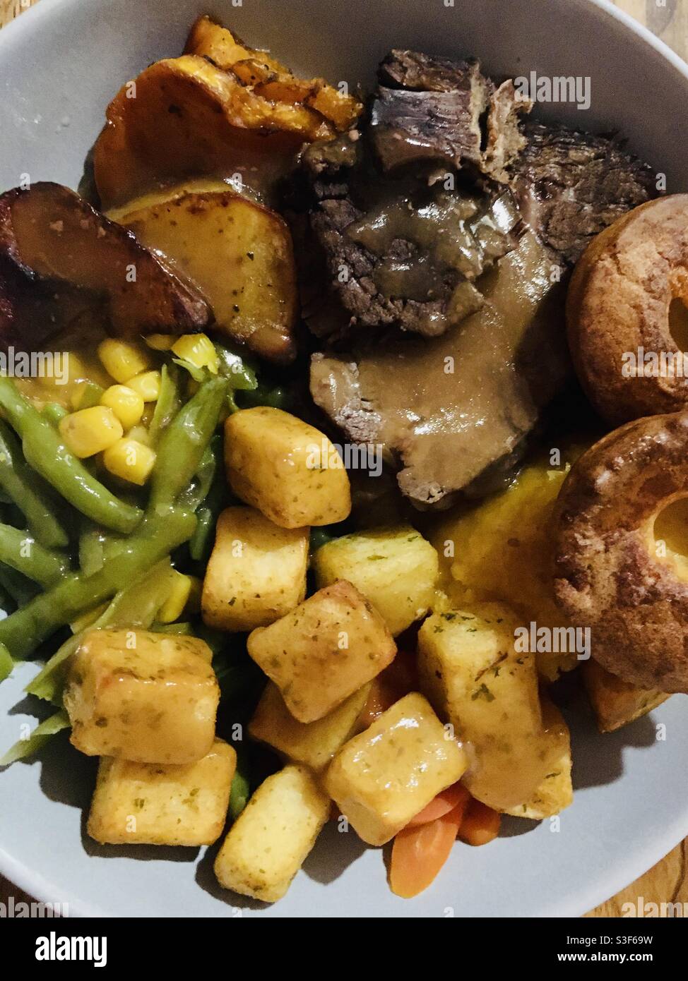 Traditionelles Britisches Abendessen Mit Gebratenes Rindfleisch Am Sonntag Stockfoto