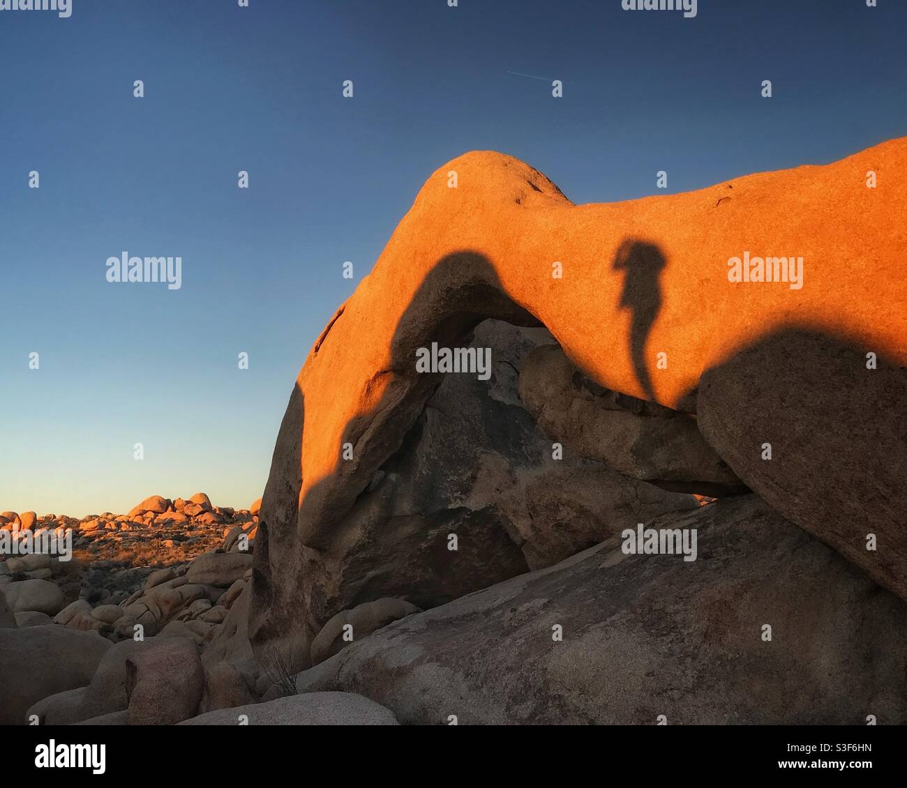 Touristenschatten auf Arch Rock, Joshua Tree National Park, Kalifornien Stockfoto