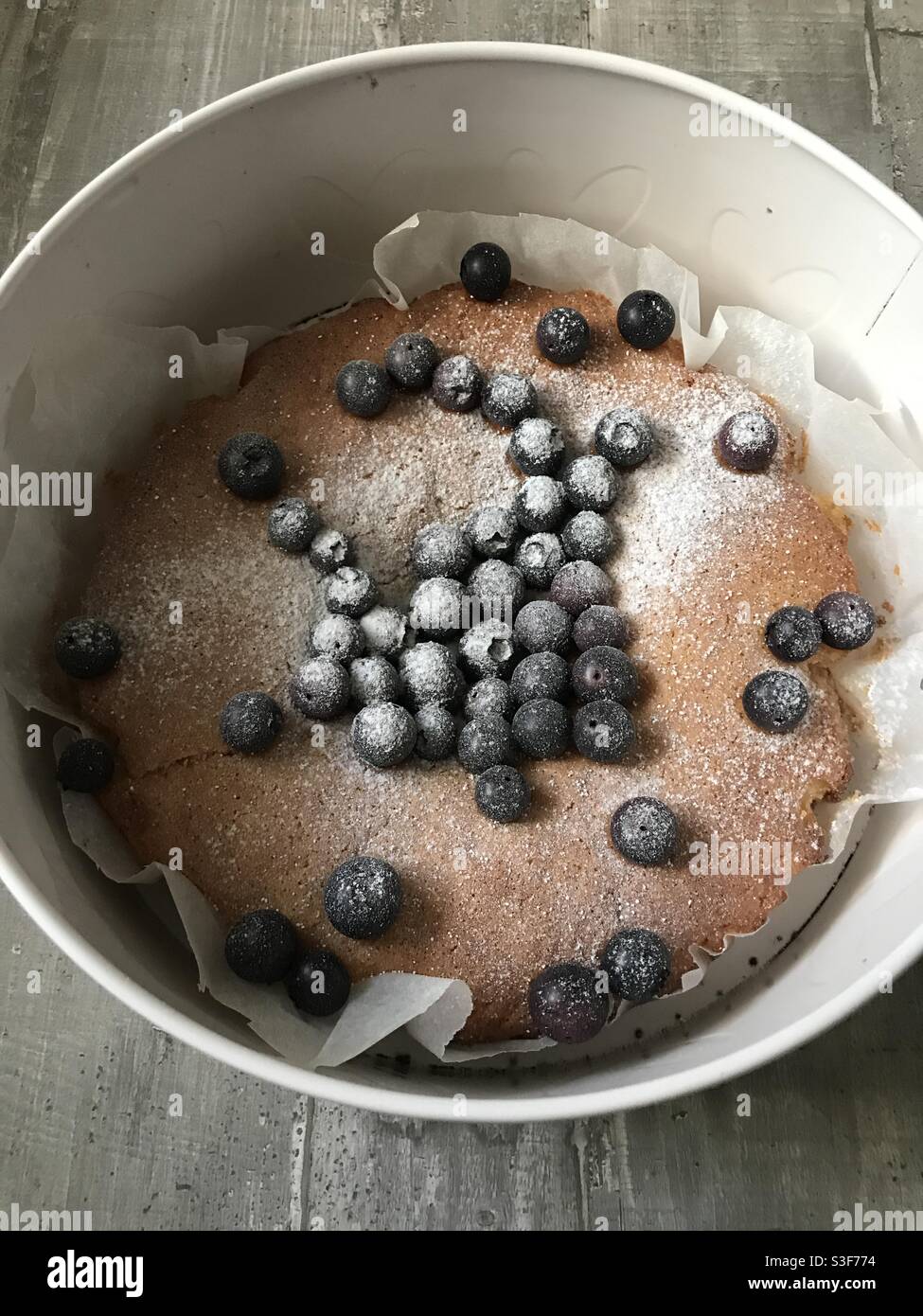 Nahaufnahme eines hausgemachten Heidelbeerkuchen - Smartphone-aufgenommenes Stockfoto