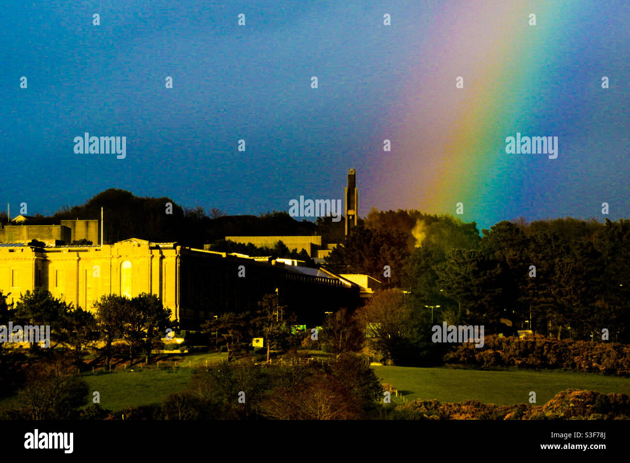 Aberystwyth, West Wales, Großbritannien. Ein schöner, heller Regenbogen in Aberystwyth. Bildnachweis ©️ Rose Voon / Alamy Live News. Stockfoto