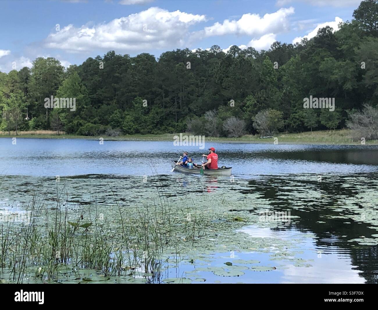 Vater Kind Kanufahren in See Stockfoto