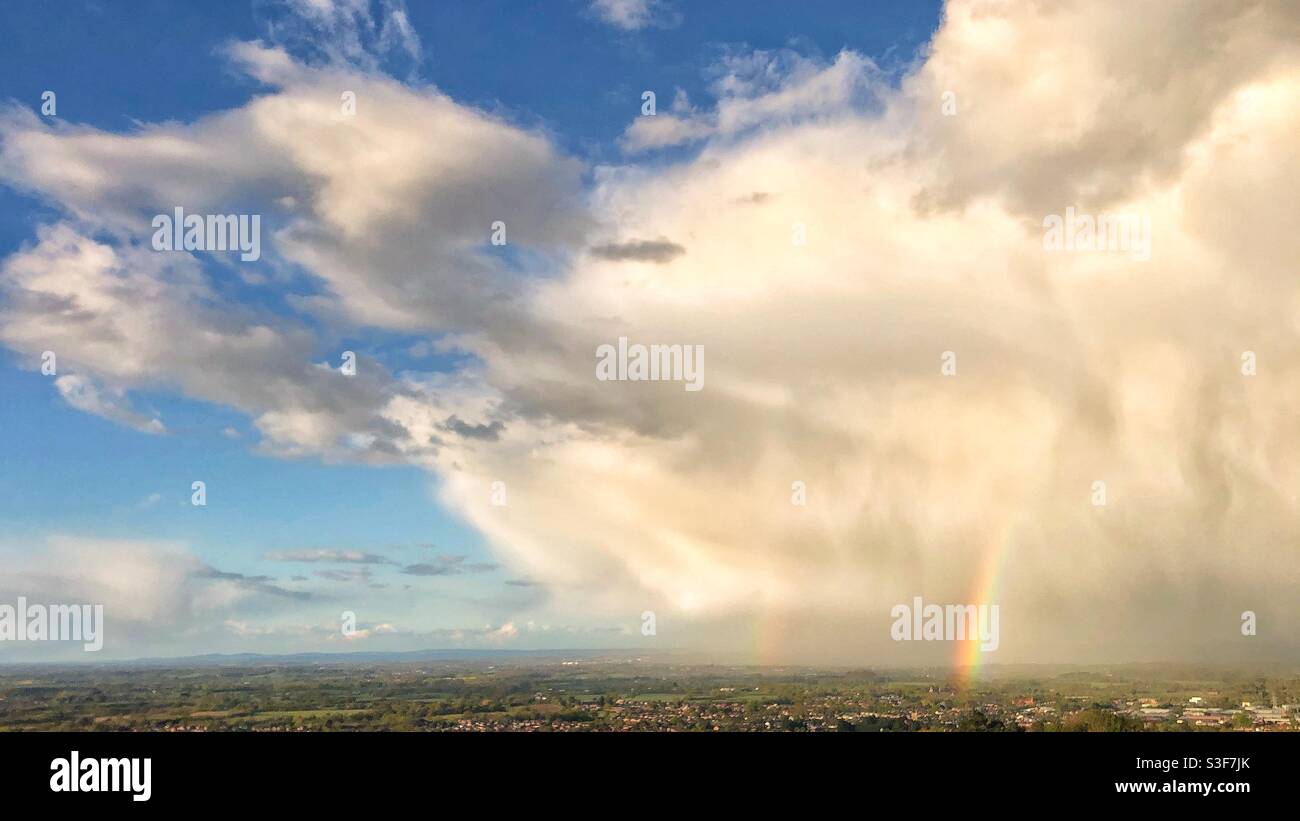 Regenwolken und Regenbogen. Worcestershire, Großbritannien Stockfoto