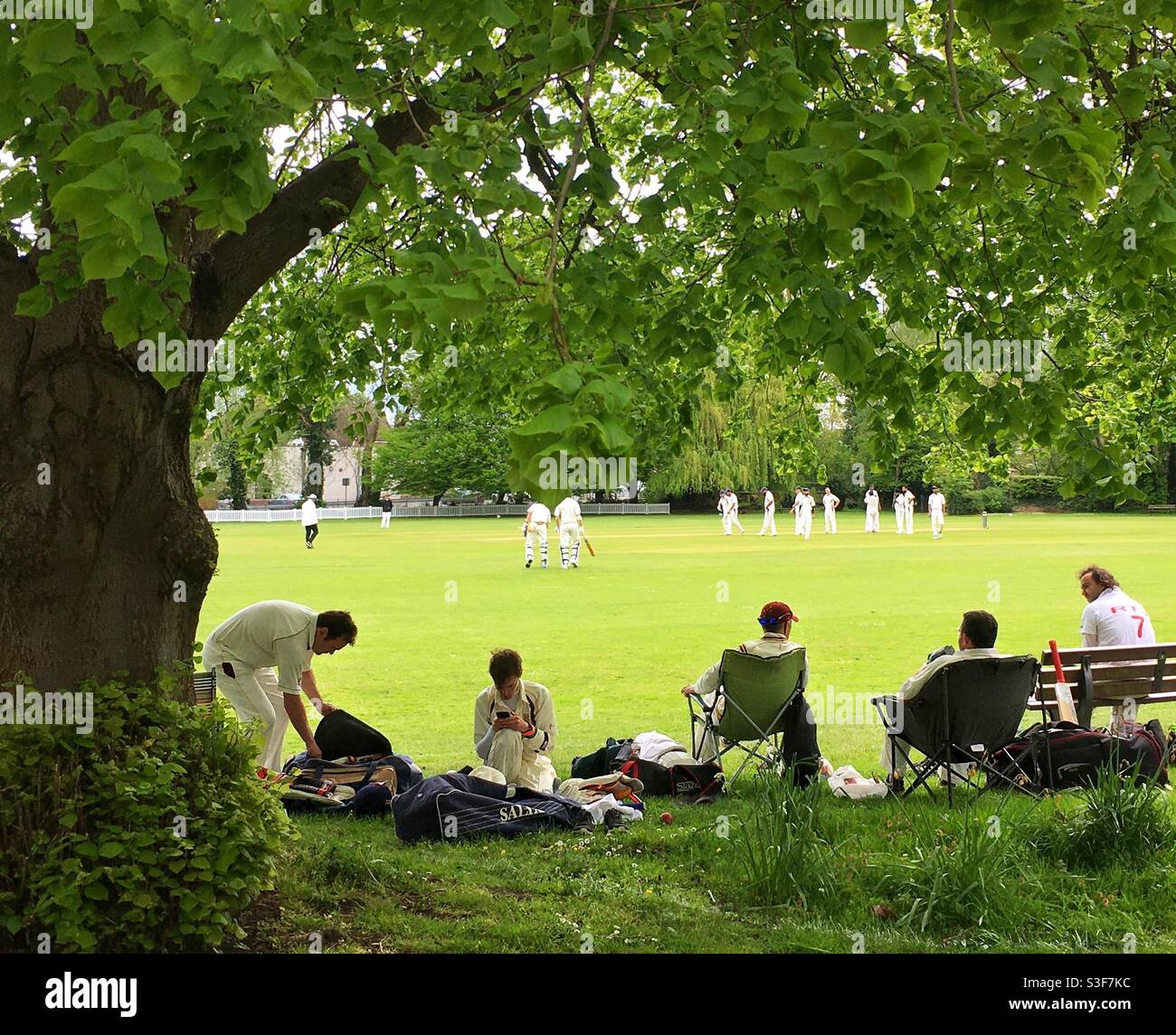 Ein Cricket-Spiel im Dorf Wraysbury, in der englischen Grafschaft Bekshire Stockfoto