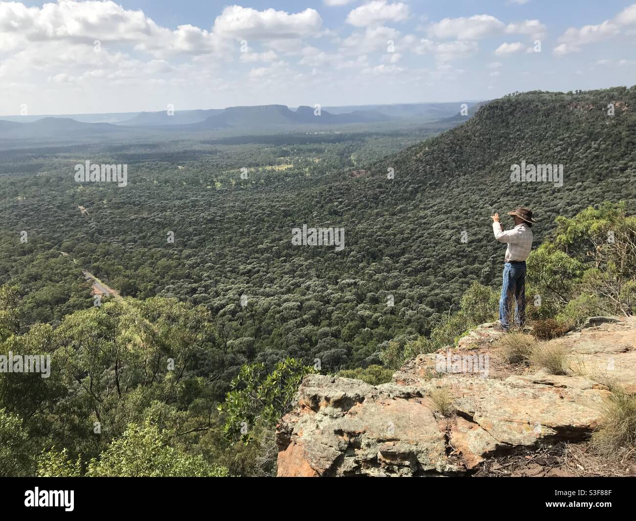 Mann fotografiert einsamen Aussichtspunkt Stockfoto