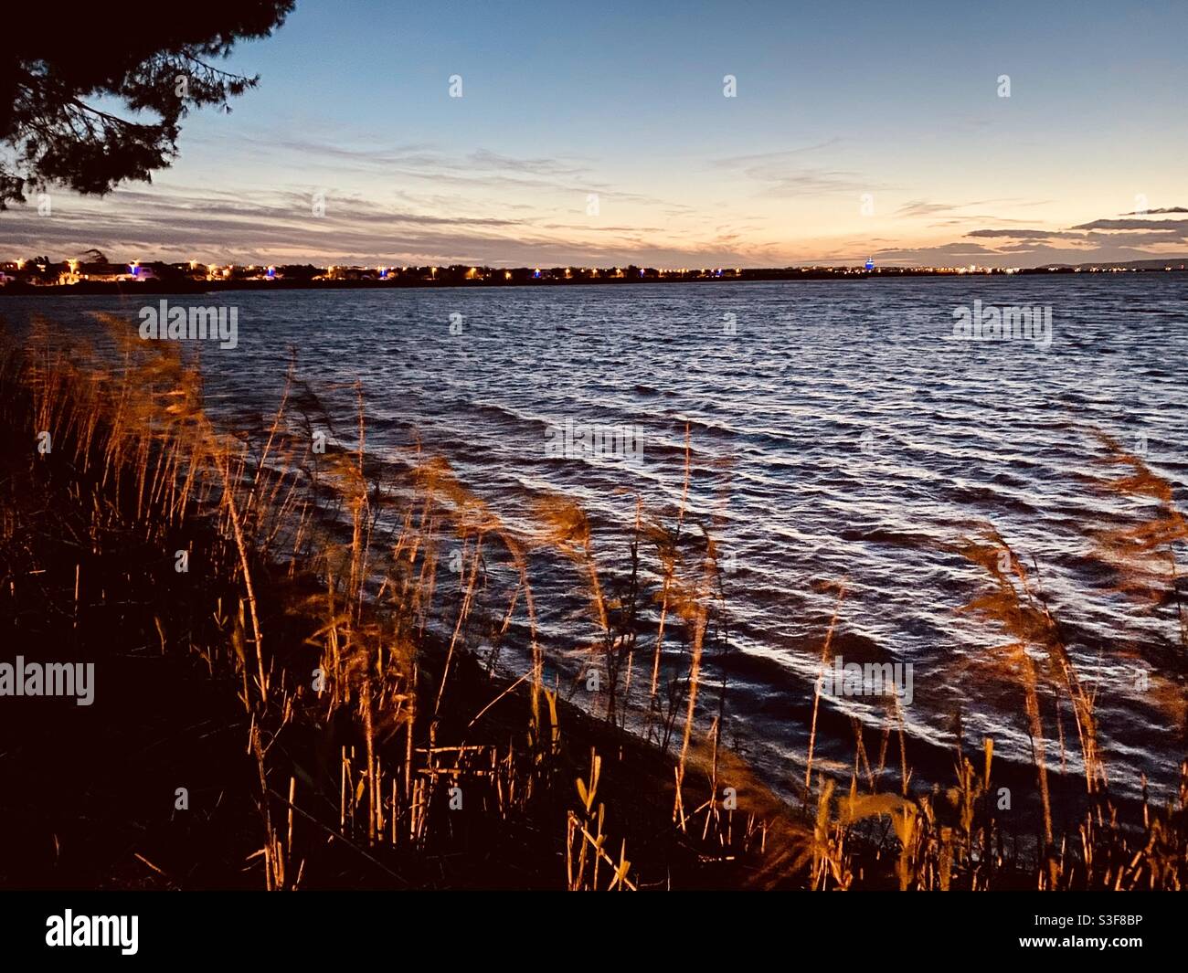 Schöner Sonnenuntergang über einem Salzsee in Palavas les Flots in der Nähe von Carnon Plage und Montpellier, im Süden Frankreichs, in der Region von okzitanien - Smartphone-aufgenommenes Stockfoto
