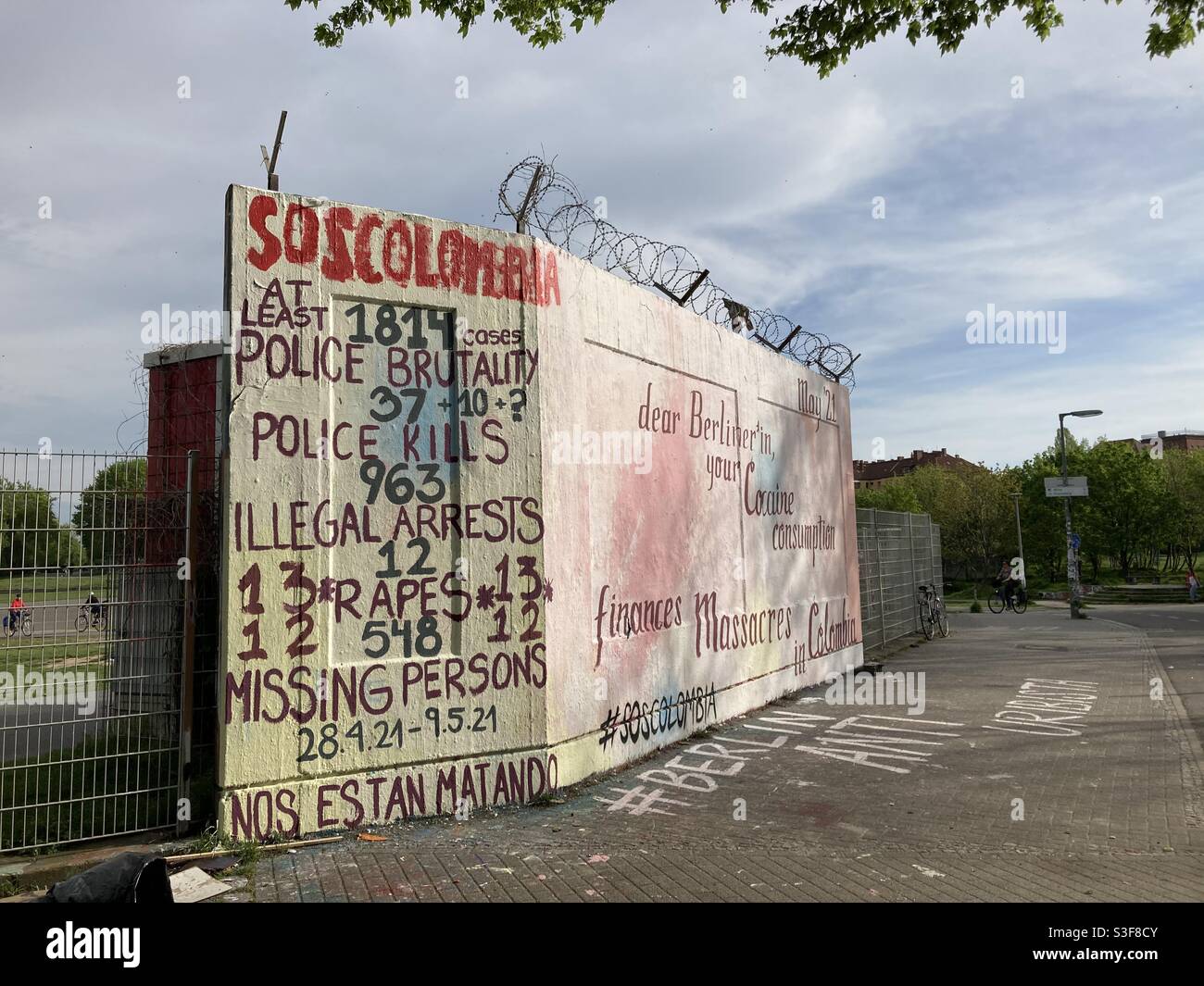 Ein Graffiti im Berliner Bezirk Neukölln, das Solidarität mit Demonstranten in Kolumbien zeigt, Mai 11 2021, Berlin, Deutschland - Smartphone-aufgenommenes Stockfoto