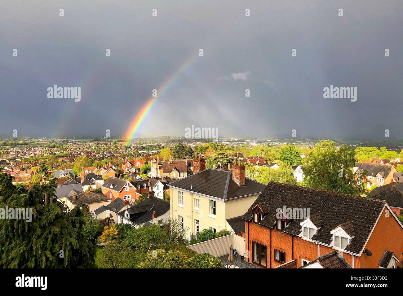 Regenbogen über Malvern, Großbritannien - Smartphone-aufgenommenes Stockfoto