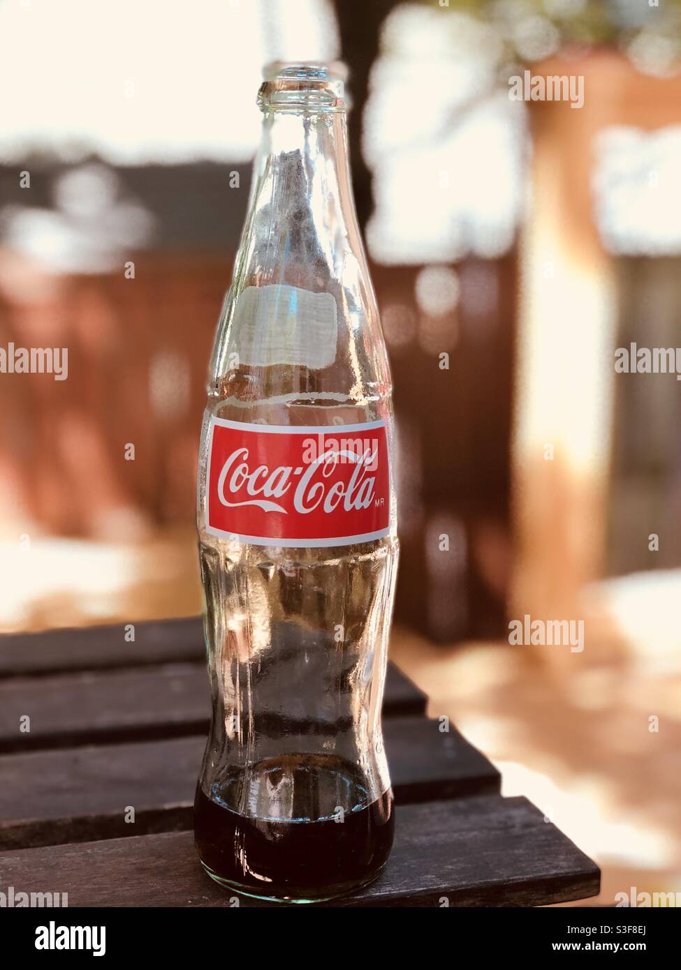 Coca-Cola Glasflasche auf einem unscharfen Hintergrund, aufgenommen während des Sommers in Ottawa, Ontario, Kanada Stockfoto