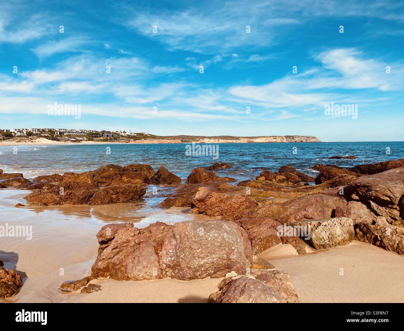 Felsen am Strand der Algarve im Winter - Smartphone-aufgenommenes Stockfoto