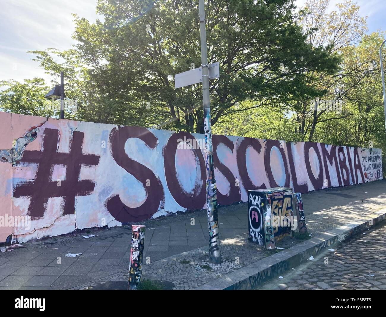 Ein Graffiti im Berliner Bezirk Neukölln, das Solidarität mit Demonstranten in Kolumbien zeigt, Mai 10 2021, Berlin, Deutschland Stockfoto