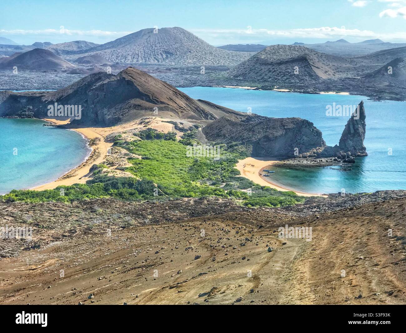Panoramasicht auf die Bartolome-Insel mit der Santiago-Insel im Hintergrund, Galápagos-Inseln, Ecuador Stockfoto