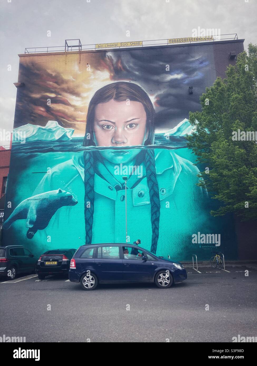 Greta Thunberg malte auf der Seite des Tobacco Factory Theatre, North Street, Bedminster, Bristol vom Aerosolkünstler Jody Thomas - Mai 2021 - Klimaaktivistin Stockfoto