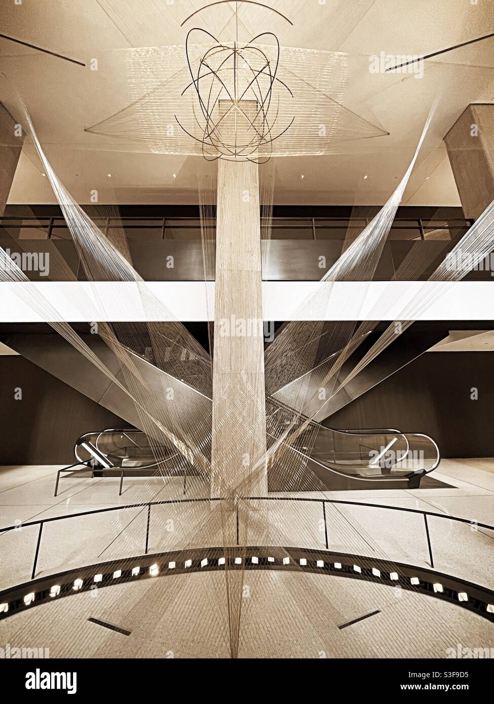 Die Drahtskulptur von Richard Lippold, Flight, befindet sich im MetLife-Gebäude, New York City, USA - Smartphone-aufgenommenes Stockfoto