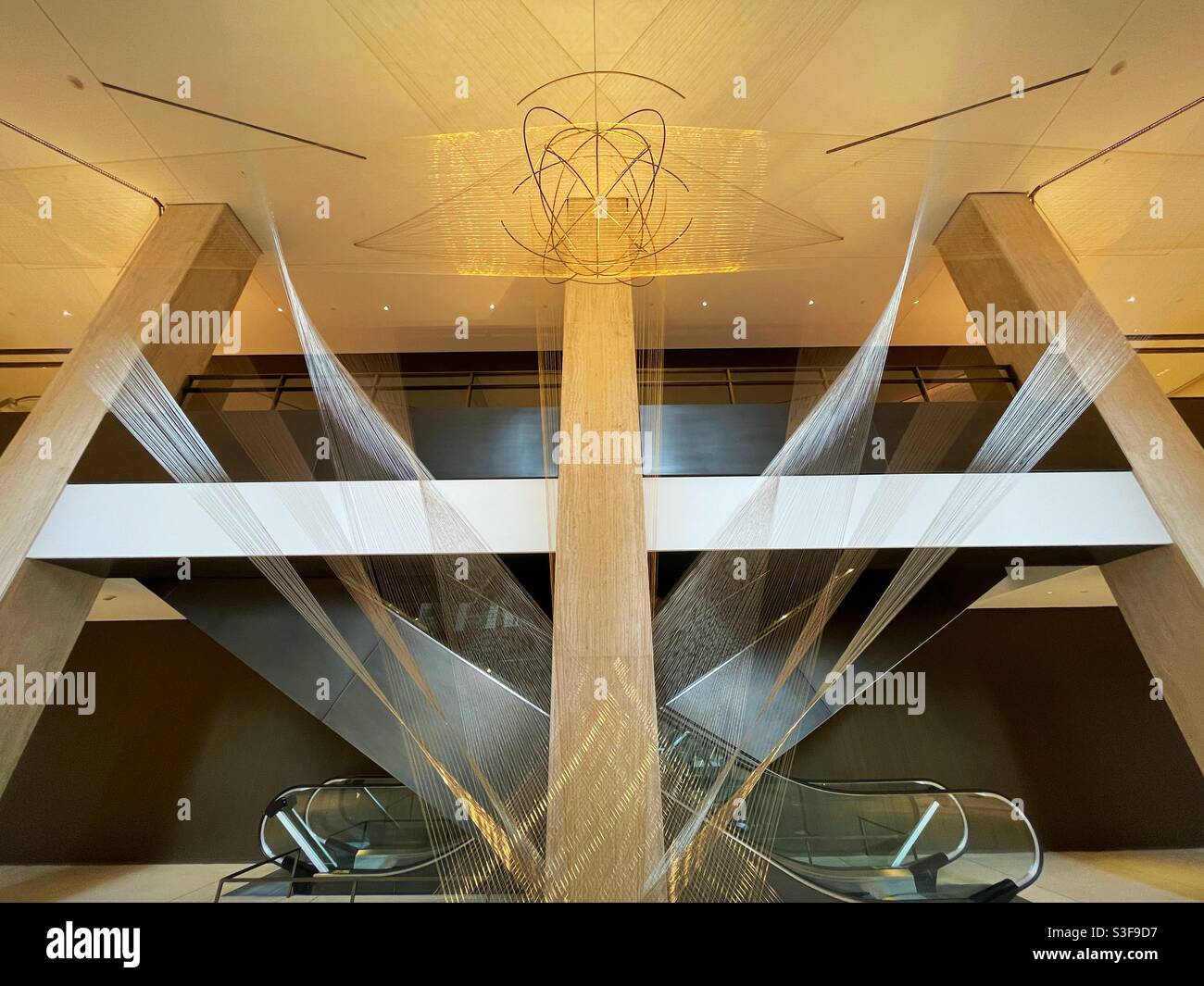 Die Drahtskulptur Flight befindet sich in der Lobby des MetLife-Gebäudes in Midtown Manhattan, NYC, USA - Smartphone-aufgenommenes Stockfoto