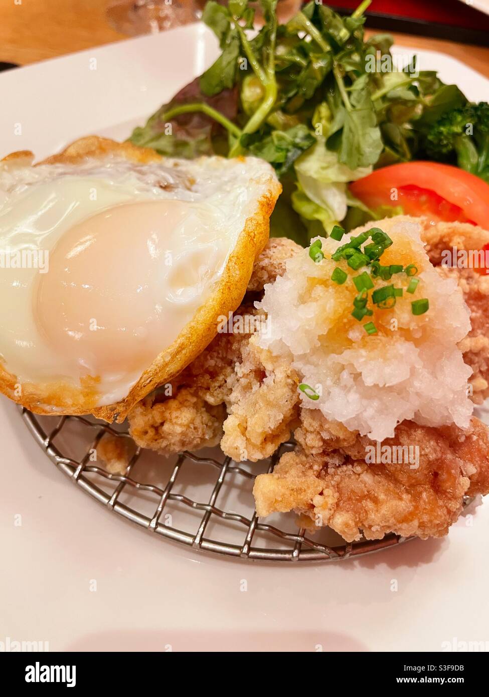 Mittagessen mit gebratenem Huhn in einem japanischen Restaurant in Greenwich Village, NYC, USA Stockfoto