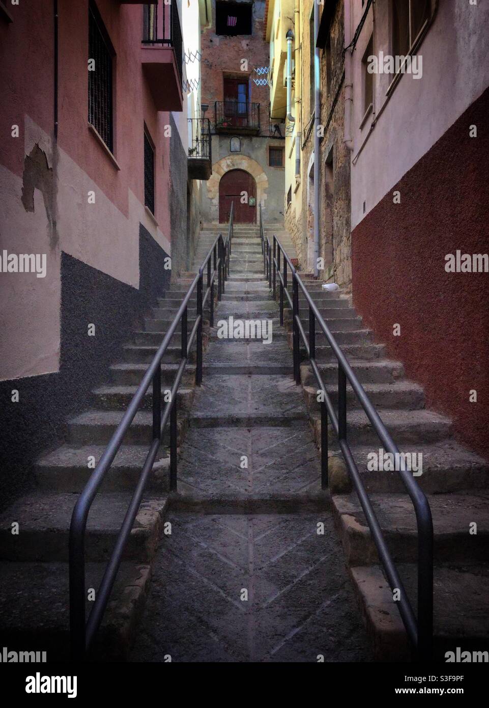 Stepped Street, Flix, Katalonien, Spanien. - Smartphone-aufgenommenes Stockfoto
