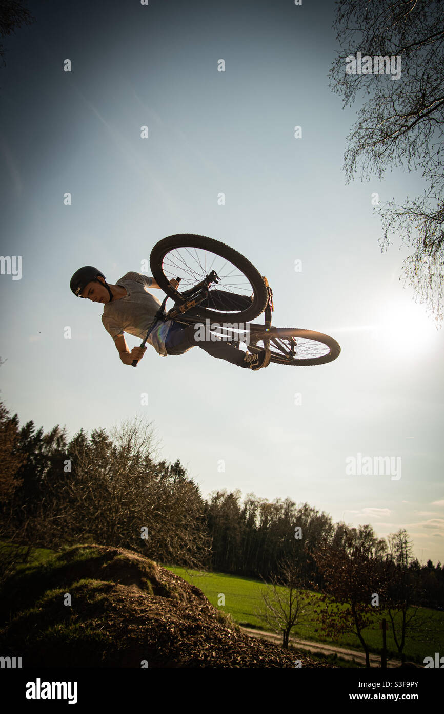 Flatspin/Nosedive 360 auf einem Dirt Jump Bike Stockfoto