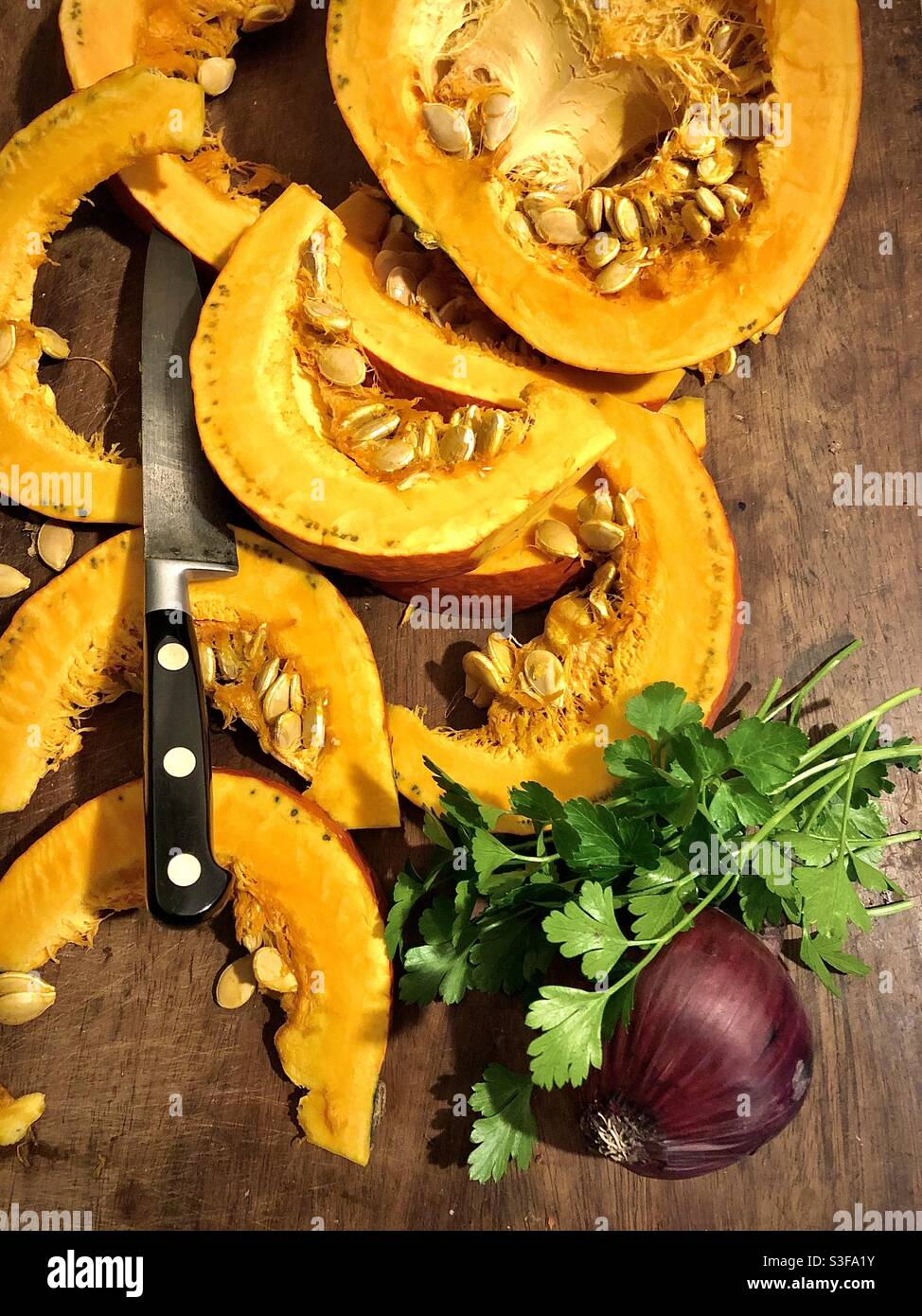 Zutaten für Kürbissuppe vorbereiten. - Smartphone-aufgenommenes Stockfoto