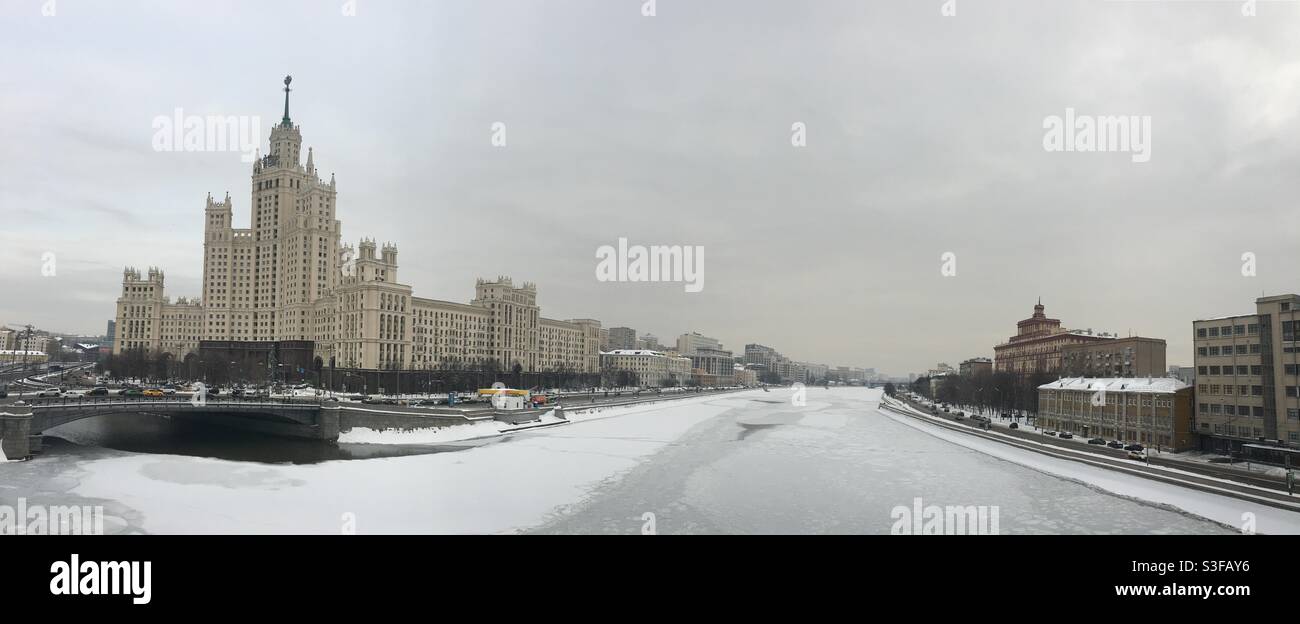 Kotelnicheskaya Embankment Building und gefrorenen Moskwa-Fluss, Moskau, Russland. Stockfoto