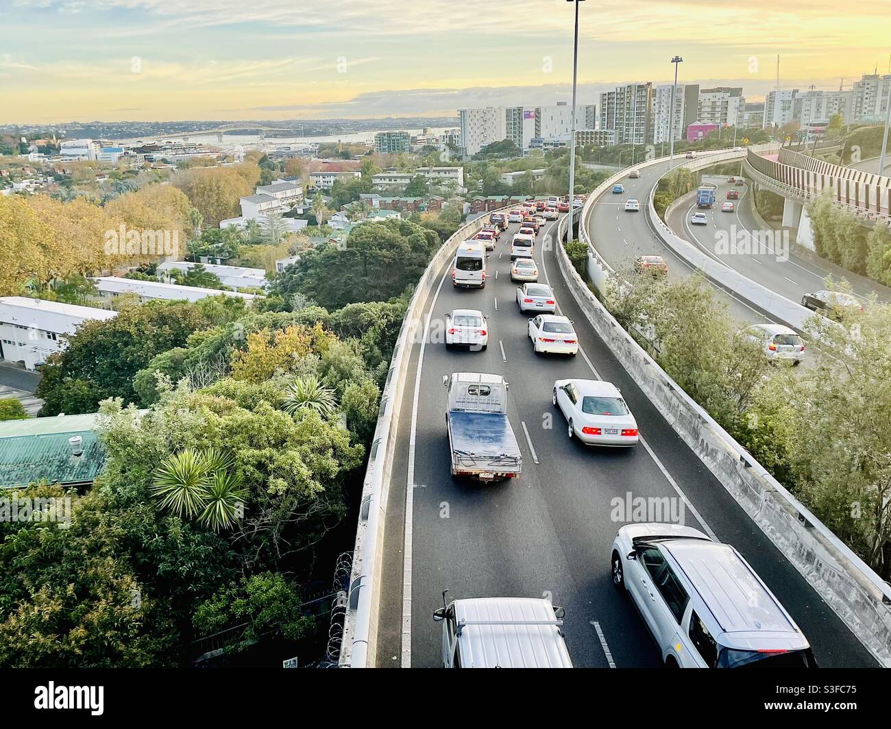 Der schwere Pendlerverkehr strömt entlang der nach Auckland, Neuseeland Autobahn Stockfoto