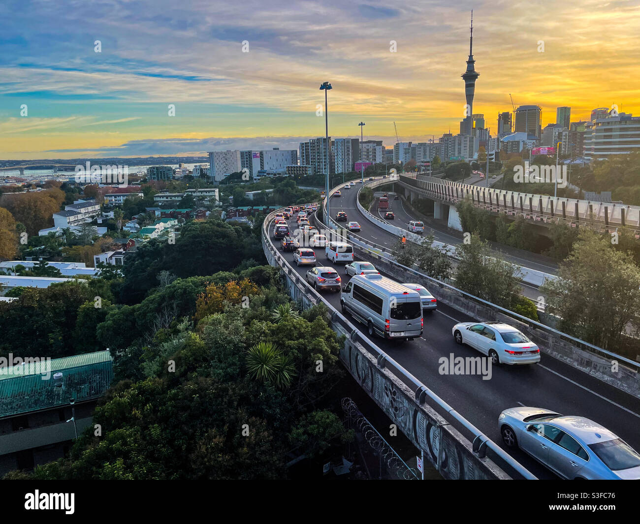 Der schwere Pendlerverkehr strömt entlang der nach Auckland, Neuseeland Autobahn Stockfoto