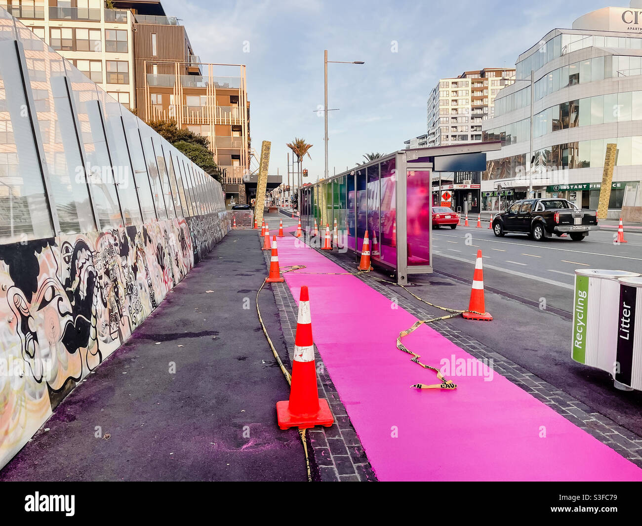 Verkehrskegel säumen einen neu gestrichenen Radweg ein. Zentrum Von Auckland, Neuseeland Stockfoto