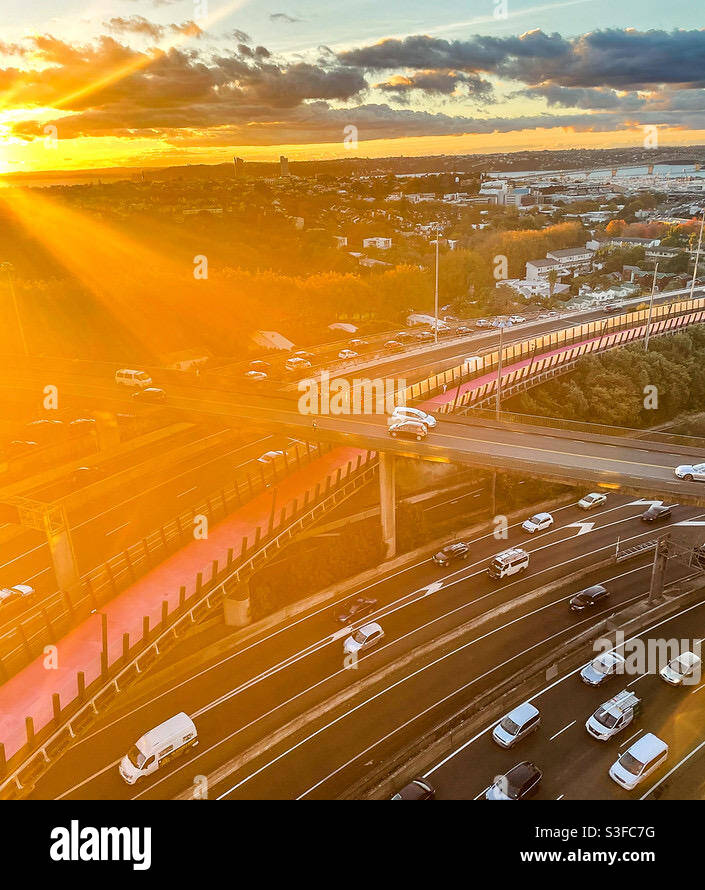 Verkehr in Auckland bei Sonnenuntergang Stockfoto