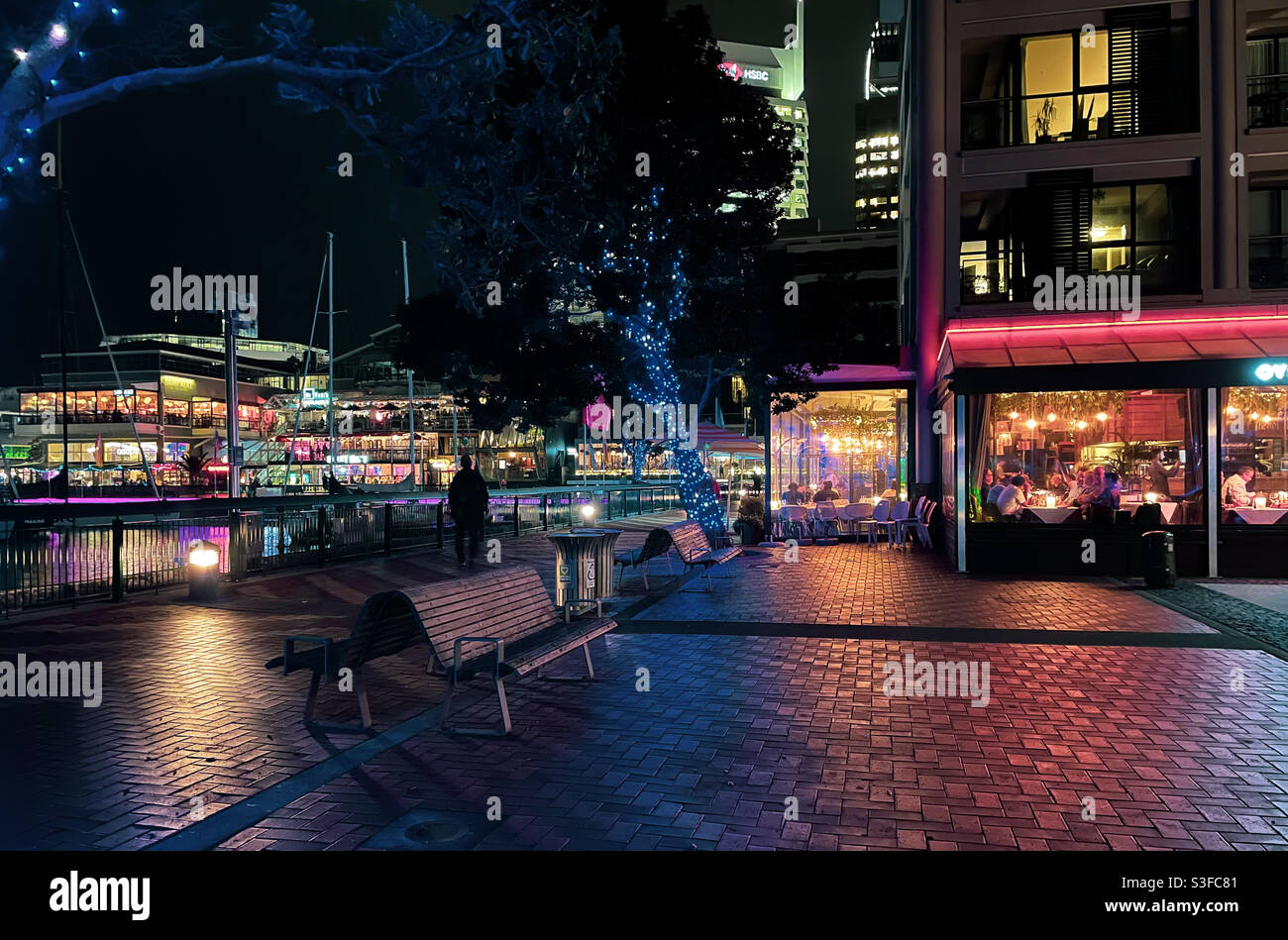 Die Leute speisen in einem Restaurant im Wynyard Quarter Auckland New Zealand am Abend - Smartphone-aufgenommenes Stockfoto