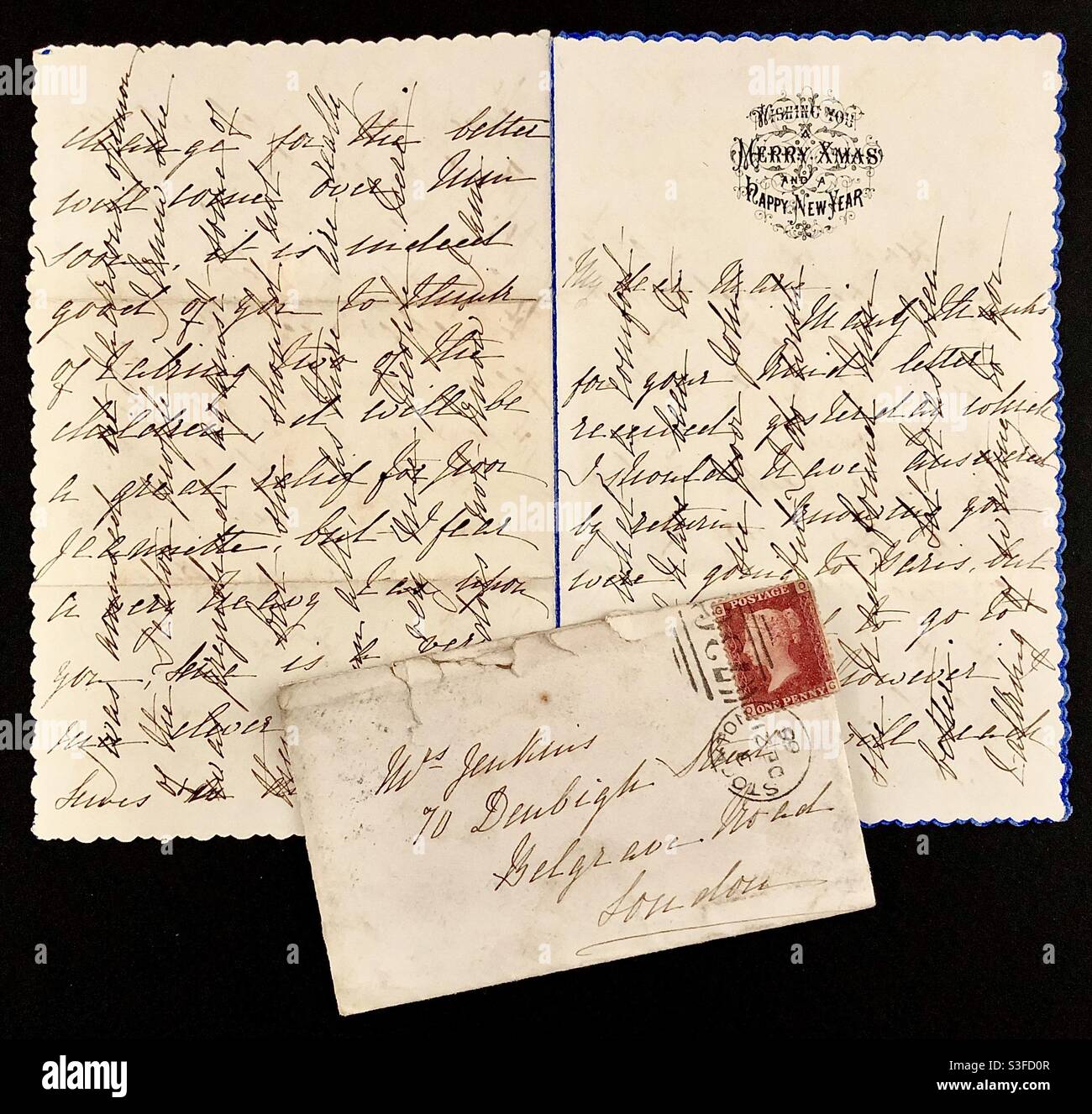 Viktorianisches Neujahr 1866 und frohe Weihnachten handgeschriebene « Cross-writing » Grußbriefe und Umschlag mit G.B. Penny Red Marke. - Smartphone-aufgenommenes Stockfoto