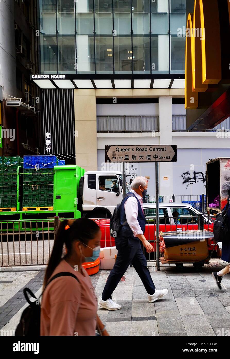 Queens Road Central im zentralen Bezirk in Hongkong. - Smartphone-aufgenommenes Stockfoto