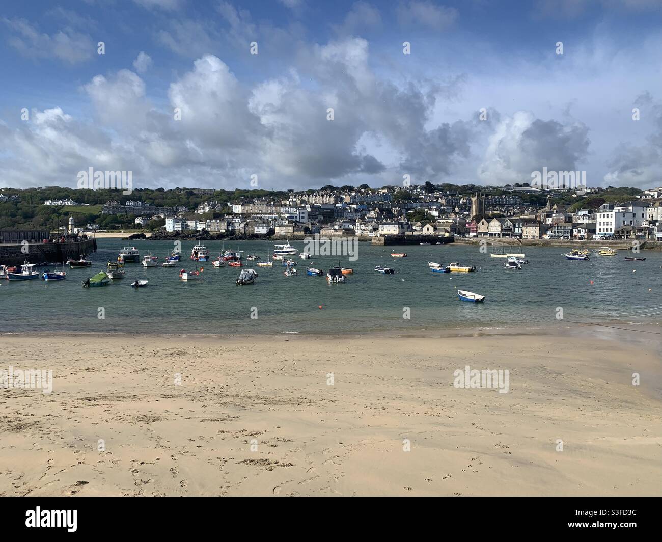 Blick auf den Hafen von St. Ives, Cornwall - Smartphone-aufgenommenes Stockfoto