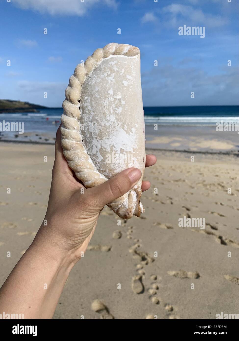 Kornisch pastös in der Hand am Strand Stockfoto