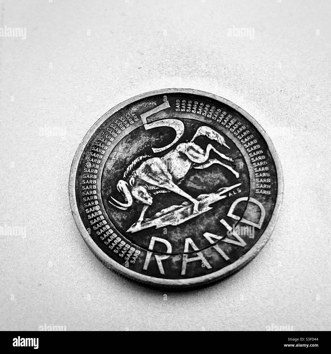 Schmutziges Geld. Südafrikanische R5 Münze. Monochrom. Südafrika. Wildebeestes Bild. Fünf Rand Münze. Währung. Stockfoto