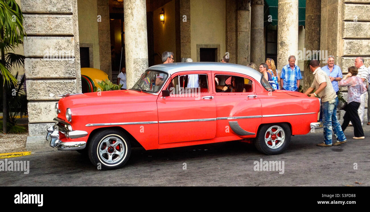 Touristen vor dem Eingang des National Hotel mit einem amerikanischen Oldtimer, Havanna, Kuba Stockfoto
