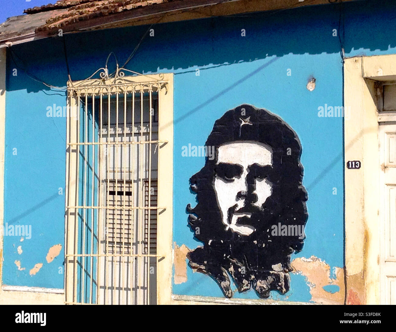 Che Guevara Wandbild an der Seite eines altmodischen Hauses in Trinidad, Kuba - Smartphone-aufgenommenes Stockfoto