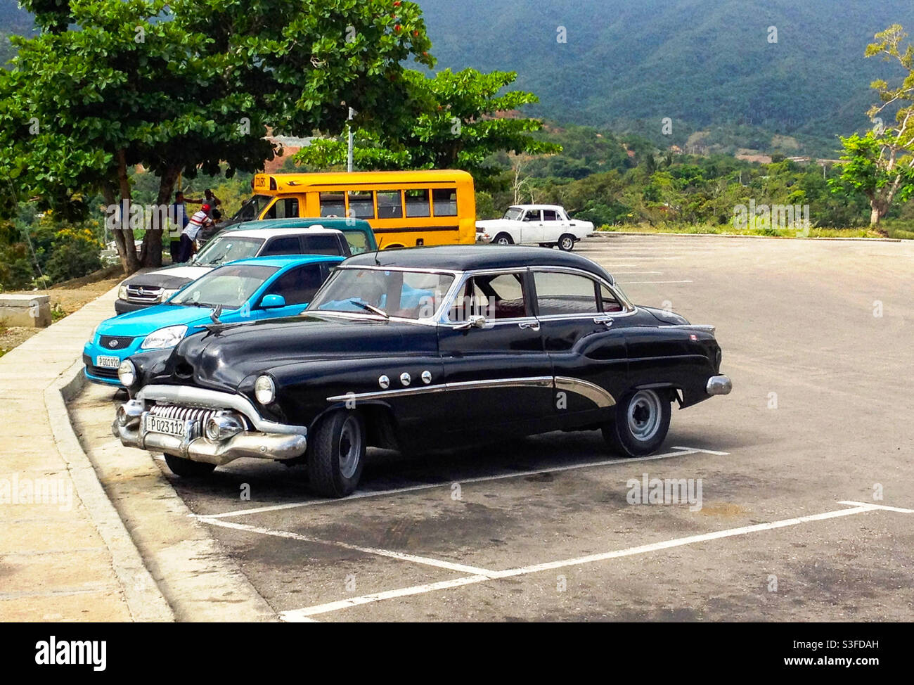 Amerikanisches Oldtimer auf dem Parkplatz in El Cobre, Kuba - Smartphone-aufgenommenes Stockfoto