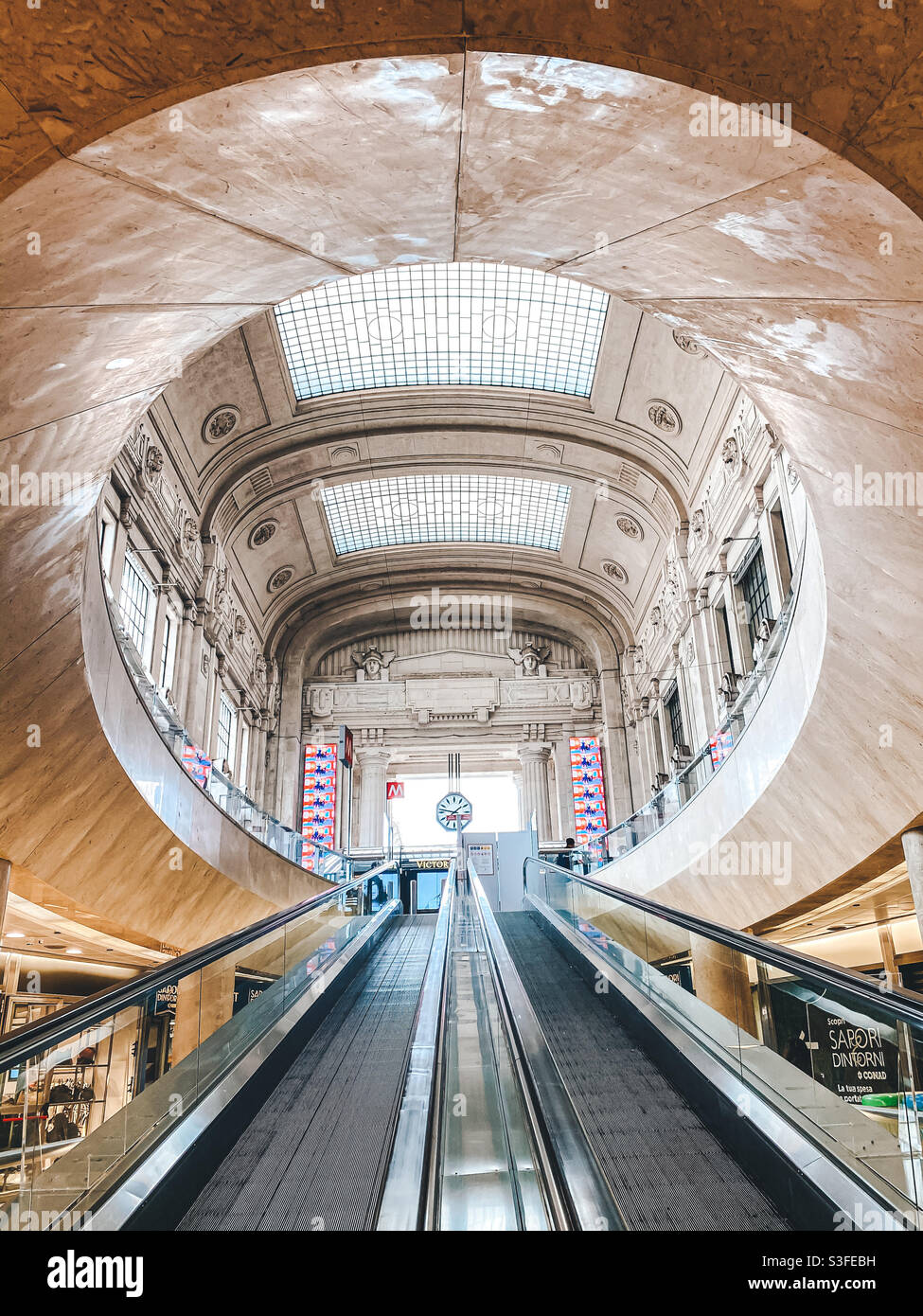 Ankunft am Bahnhof in Mailand Stockfoto
