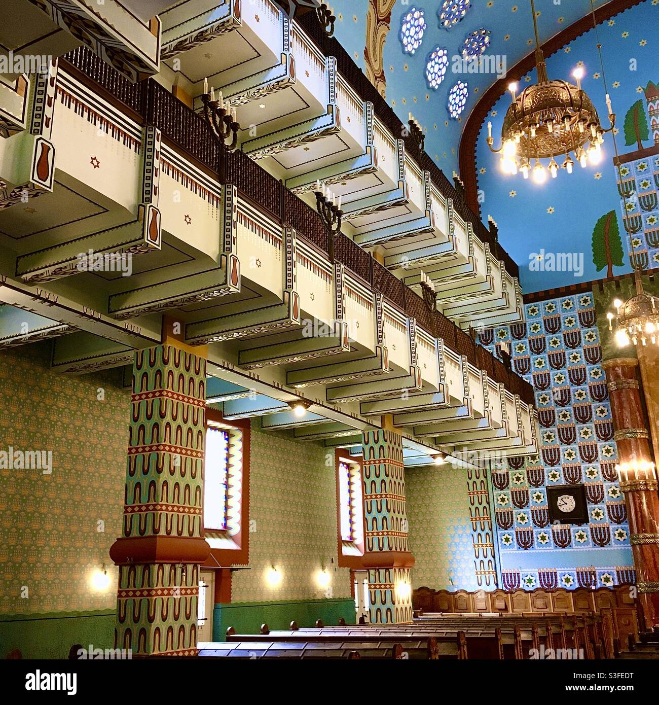 Schöne Inneneinrichtung der Synagoge in der Kazinczy Straße in Budapest. Synagogenarchitektur Stockfoto