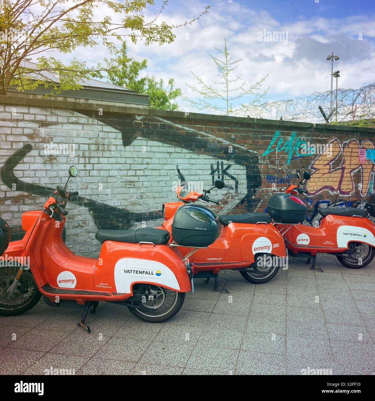 Emmy-Scooter vor einer Mauer auf dem Bürgersteig an einem Europäischen Frühling, Berlin, Deutschland, 2021 Stockfoto